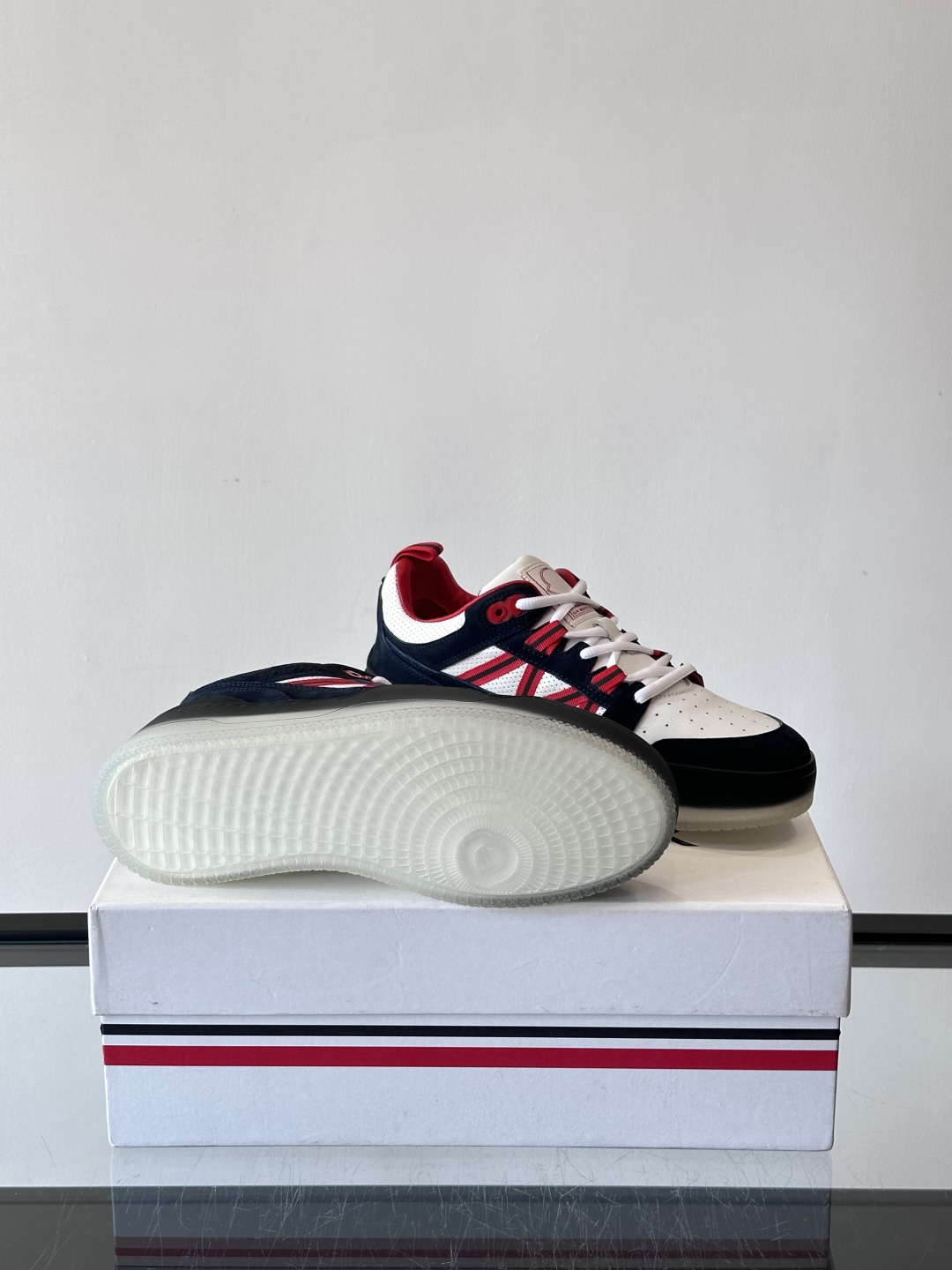 Moncler/蒙口男士休闲运动鞋，兼备创新、功能性与图形细节于一体，诠释潮流时尚。头层牛皮打造，鞋面采