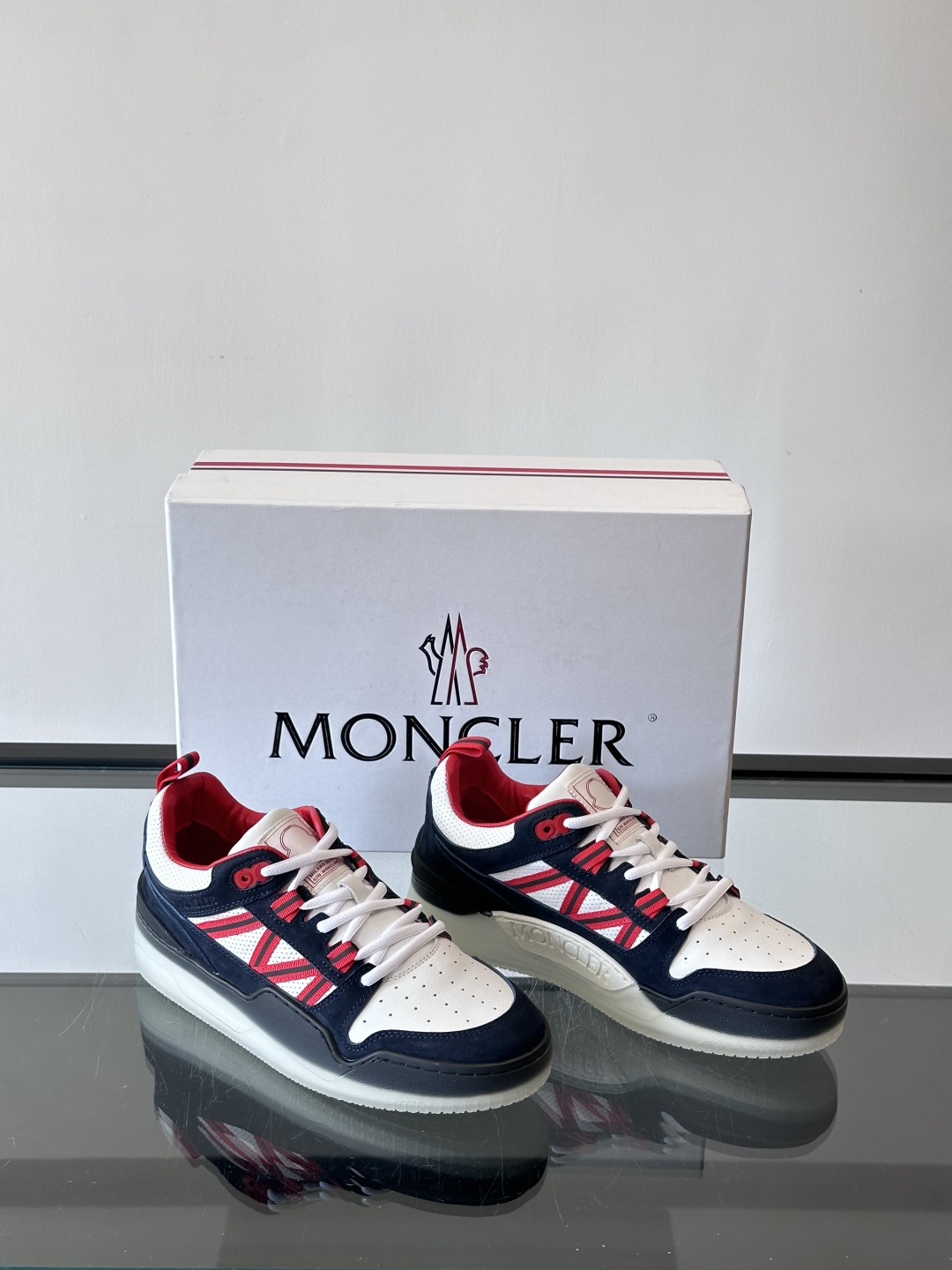 Moncler/蒙口男士休闲运动鞋，兼备创新、功能性与图形细节于一体，诠释潮流时尚。头层牛皮打造，鞋面采
