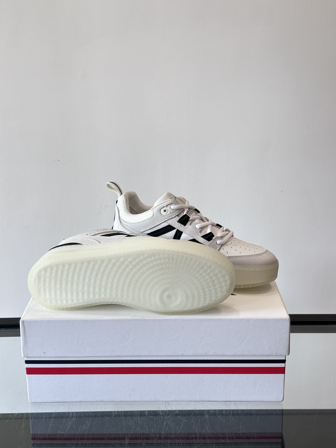 Moncler/蒙口男士休闲运动鞋，兼备创新、功能性与图形细节于一体，诠释潮流时尚。头层牛皮打造，鞋面采