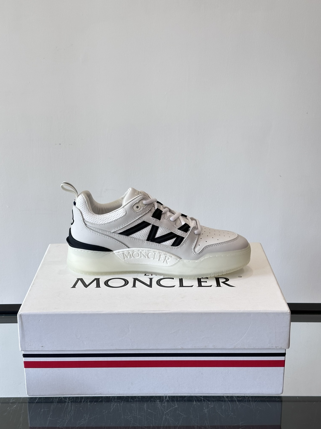 Moncler/蒙口男士休闲运动鞋，兼备创新、功能性与图形细节于一体，诠释潮流时尚。头层牛皮打造，鞋面采