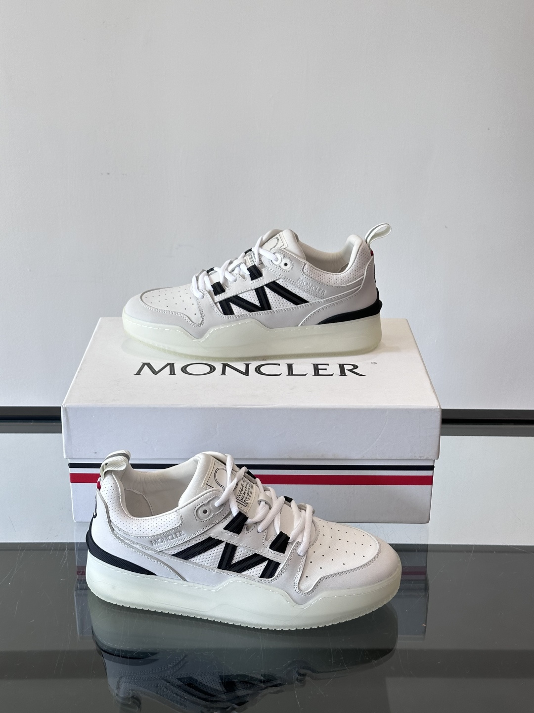 Moncler/蒙口男士休闲运动鞋，兼备创新、功能性与图形细节于一体，诠释潮流时尚。头层牛皮打造，鞋面采