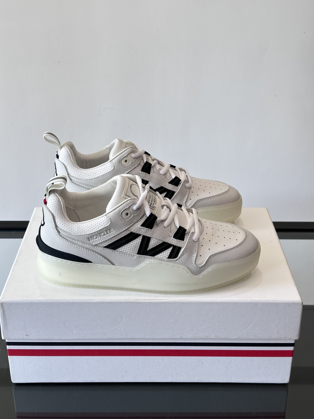 Moncler/蒙口男士休闲运动鞋，兼备创新、功能性与图形细节于一体，诠释潮流时尚。头层牛皮打造，鞋面采