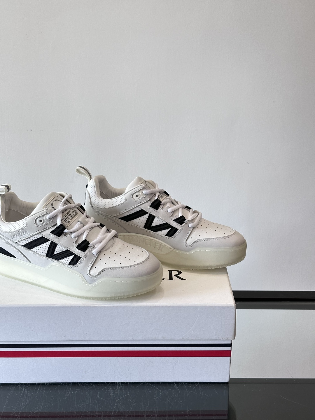 Moncler/蒙口男士休闲运动鞋，兼备创新、功能性与图形细节于一体，诠释潮流时尚。头层牛皮打造，鞋面采
