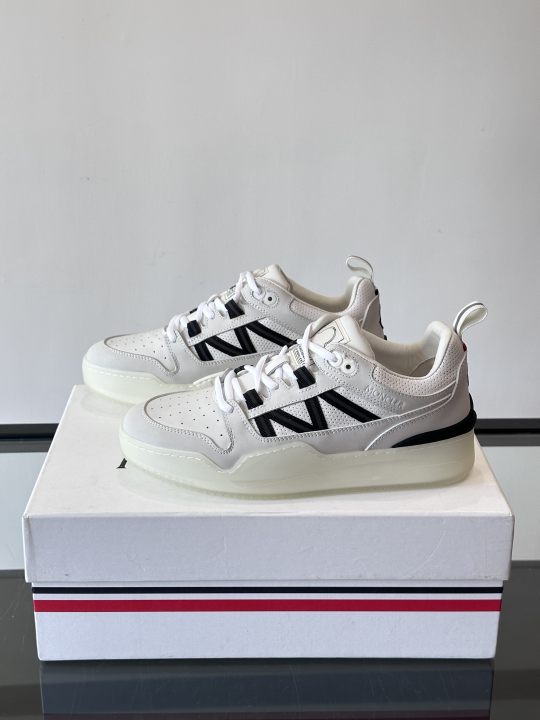 Moncler/蒙口男士休闲运动鞋，兼备创新、功能性与图形细节于一体，诠释潮流时尚。头层牛皮打造，鞋面采