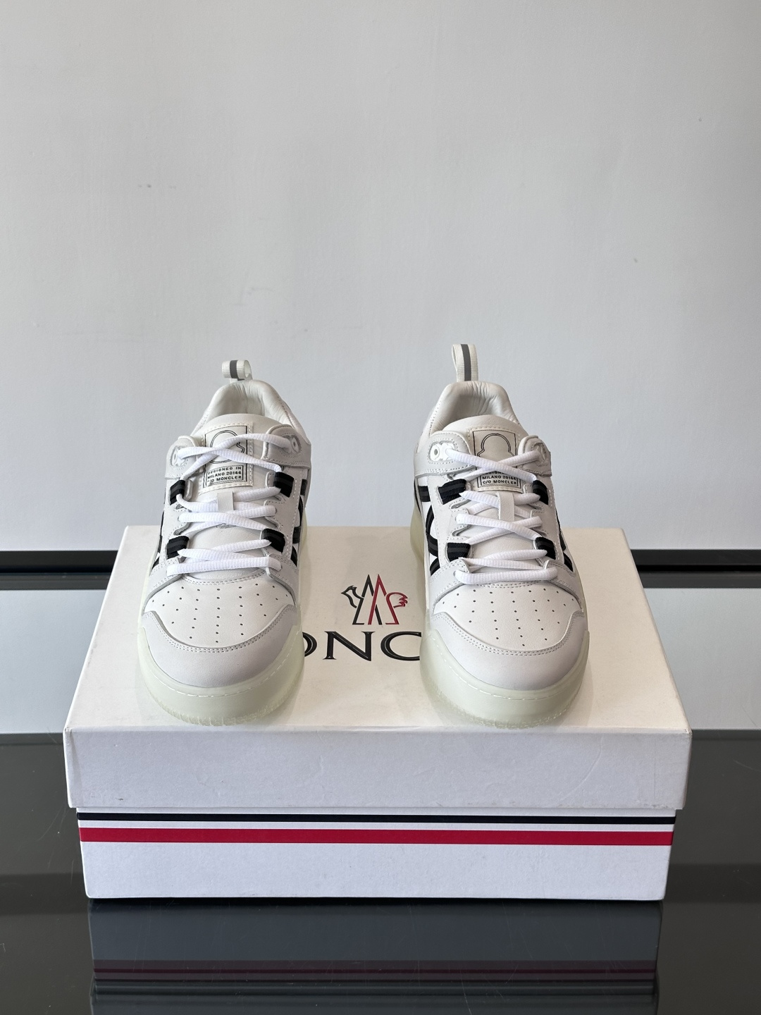 Moncler/蒙口男士休闲运动鞋，兼备创新、功能性与图形细节于一体，诠释潮流时尚。头层牛皮打造，鞋面采