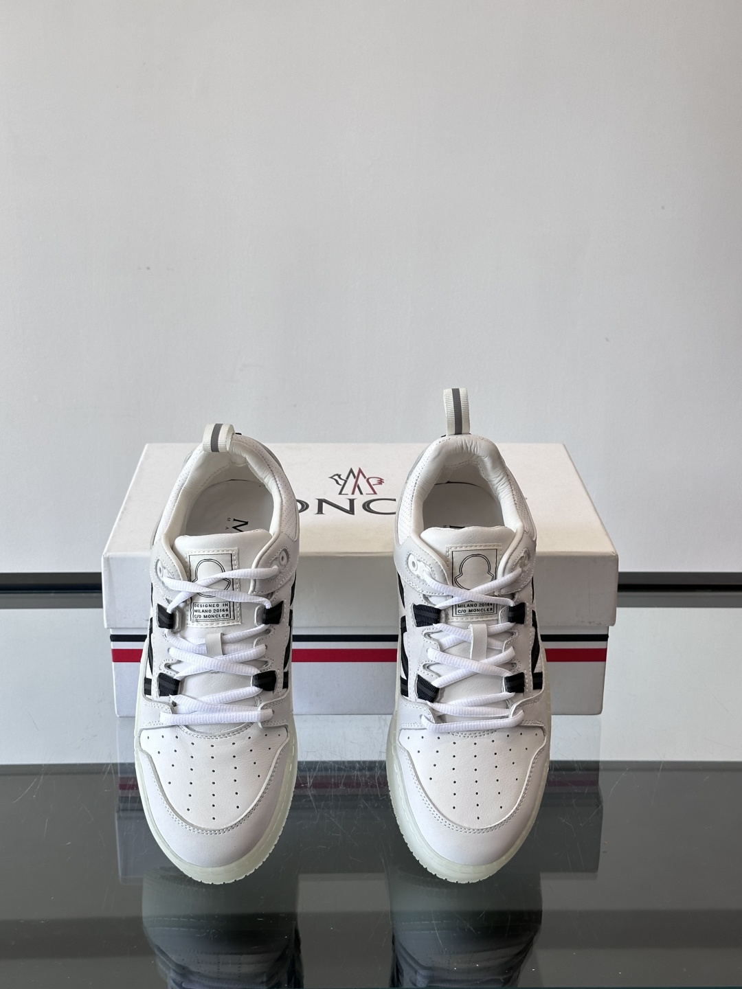 Moncler/蒙口男士休闲运动鞋，兼备创新、功能性与图形细节于一体，诠释潮流时尚。头层牛皮打造，鞋面采
