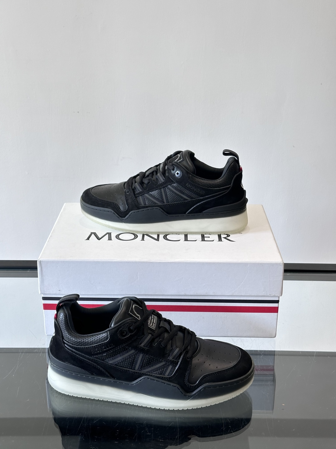 Moncler/蒙口男士休闲运动鞋，兼备创新、功能性与图形细节于一体，诠释潮流时尚。头层牛皮打造，鞋面采