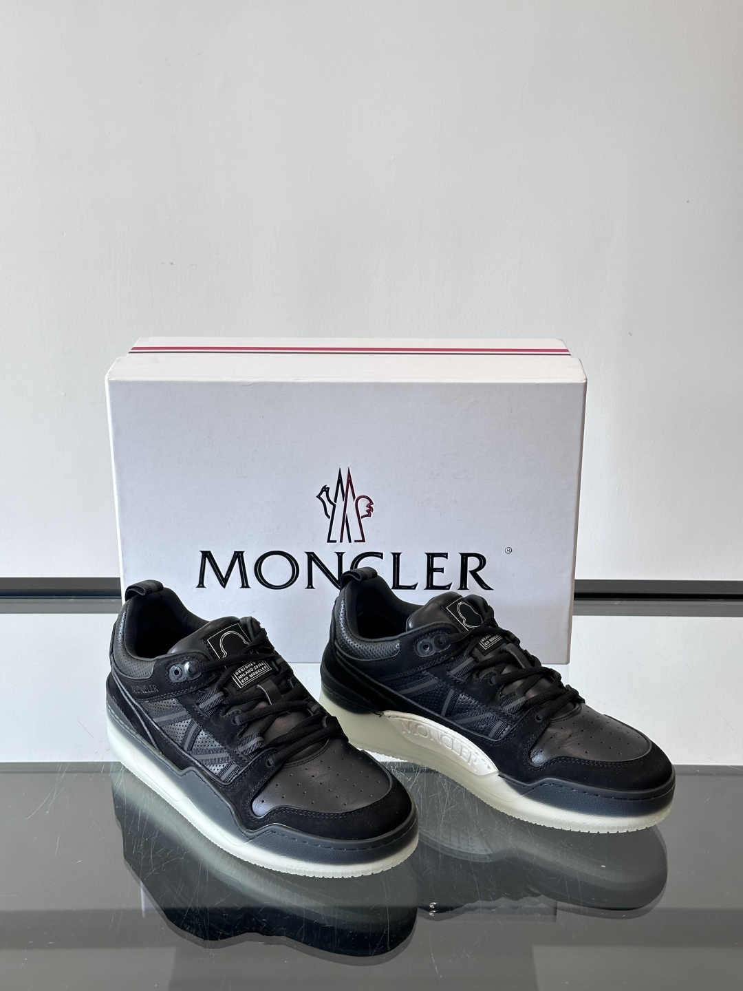 Moncler/蒙口男士休闲运动鞋，兼备创新、功能性与图形细节于一体，诠释潮流时尚。头层牛皮打造，鞋面采