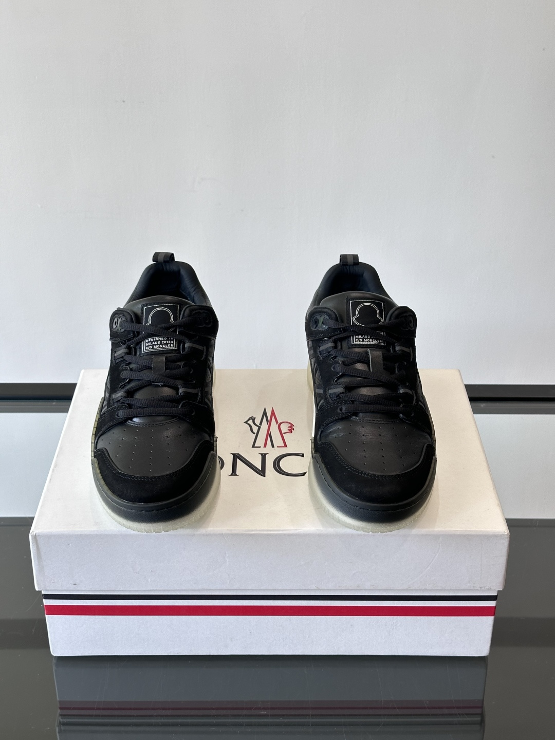 Moncler/蒙口男士休闲运动鞋，兼备创新、功能性与图形细节于一体，诠释潮流时尚。头层牛皮打造，鞋面采