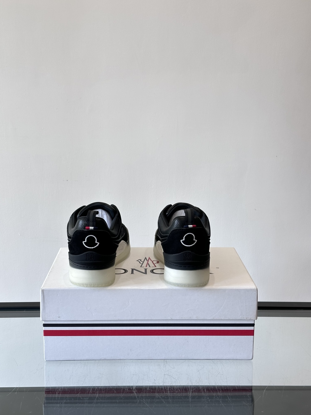 Moncler/蒙口男士休闲运动鞋，兼备创新、功能性与图形细节于一体，诠释潮流时尚。头层牛皮打造，鞋面采