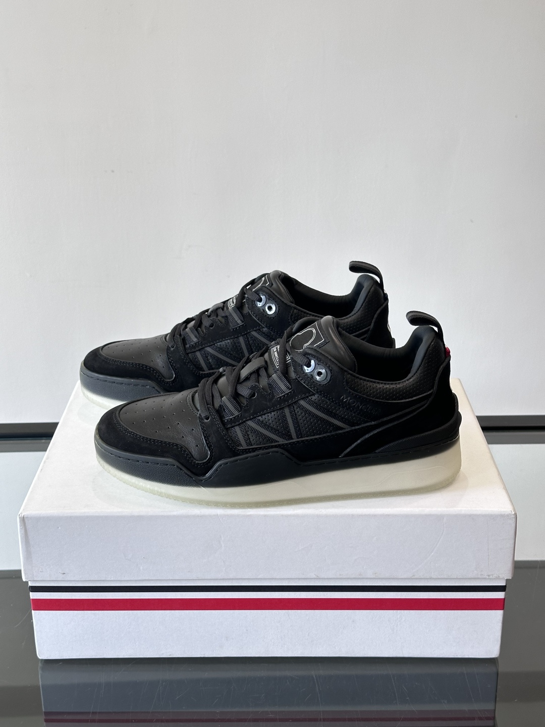 Moncler/蒙口男士休闲运动鞋，兼备创新、功能性与图形细节于一体，诠释潮流时尚。头层牛皮打造，鞋面采