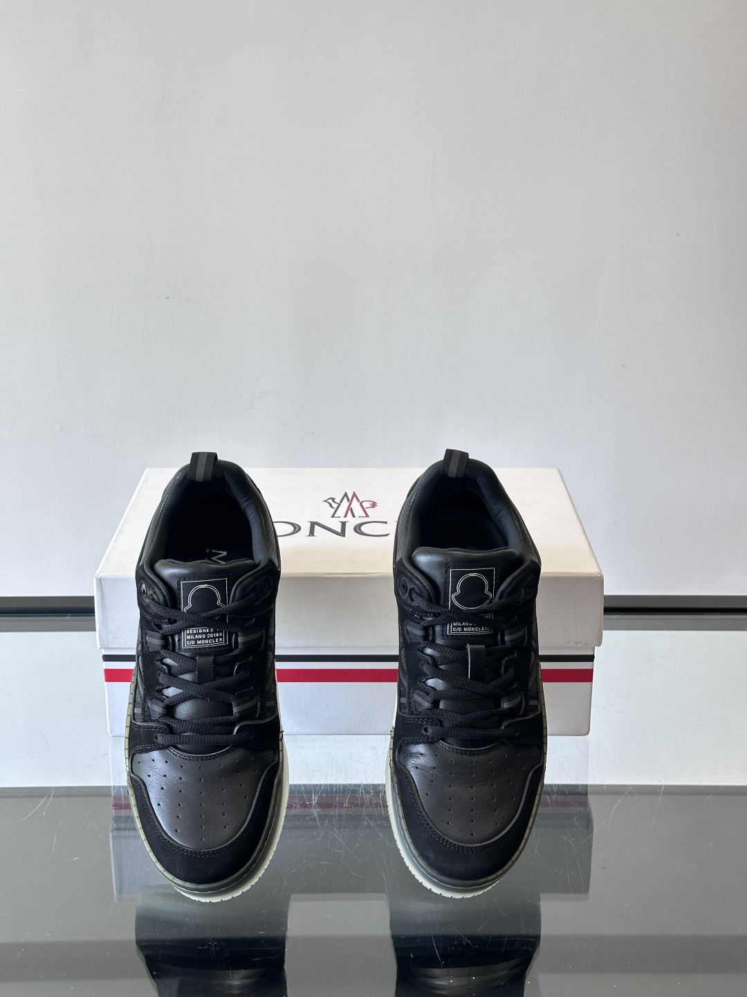 Moncler/蒙口男士休闲运动鞋，兼备创新、功能性与图形细节于一体，诠释潮流时尚。头层牛皮打造，鞋面采