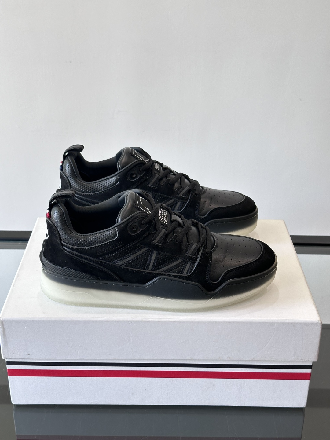 Moncler/蒙口男士休闲运动鞋，兼备创新、功能性与图形细节于一体，诠释潮流时尚。头层牛皮打造，鞋面采