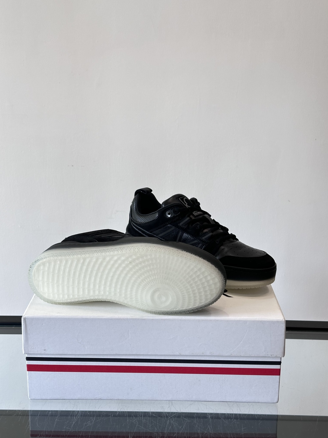 Moncler/蒙口男士休闲运动鞋，兼备创新、功能性与图形细节于一体，诠释潮流时尚。头层牛皮打造，鞋面采