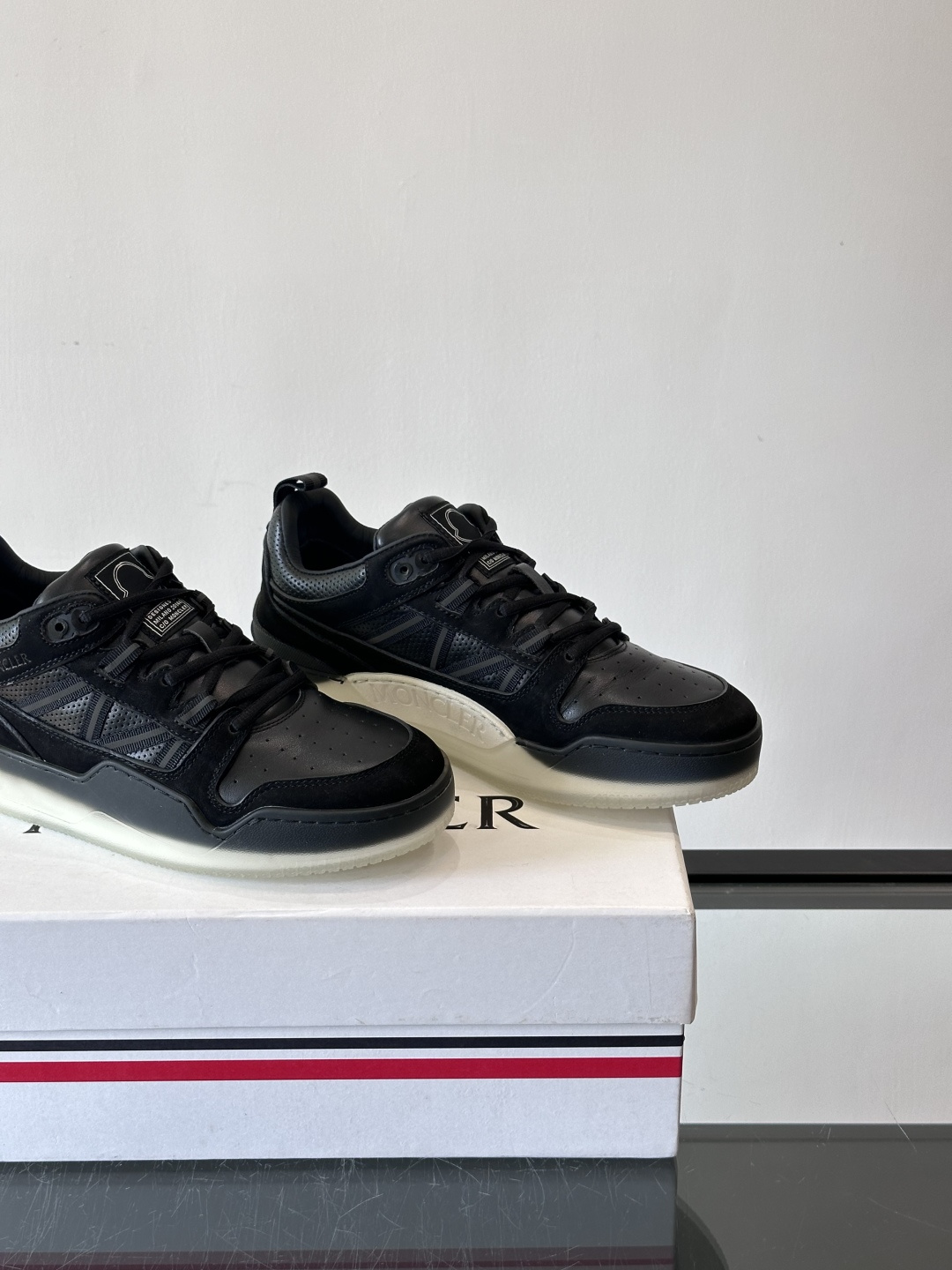 Moncler/蒙口男士休闲运动鞋，兼备创新、功能性与图形细节于一体，诠释潮流时尚。头层牛皮打造，鞋面采