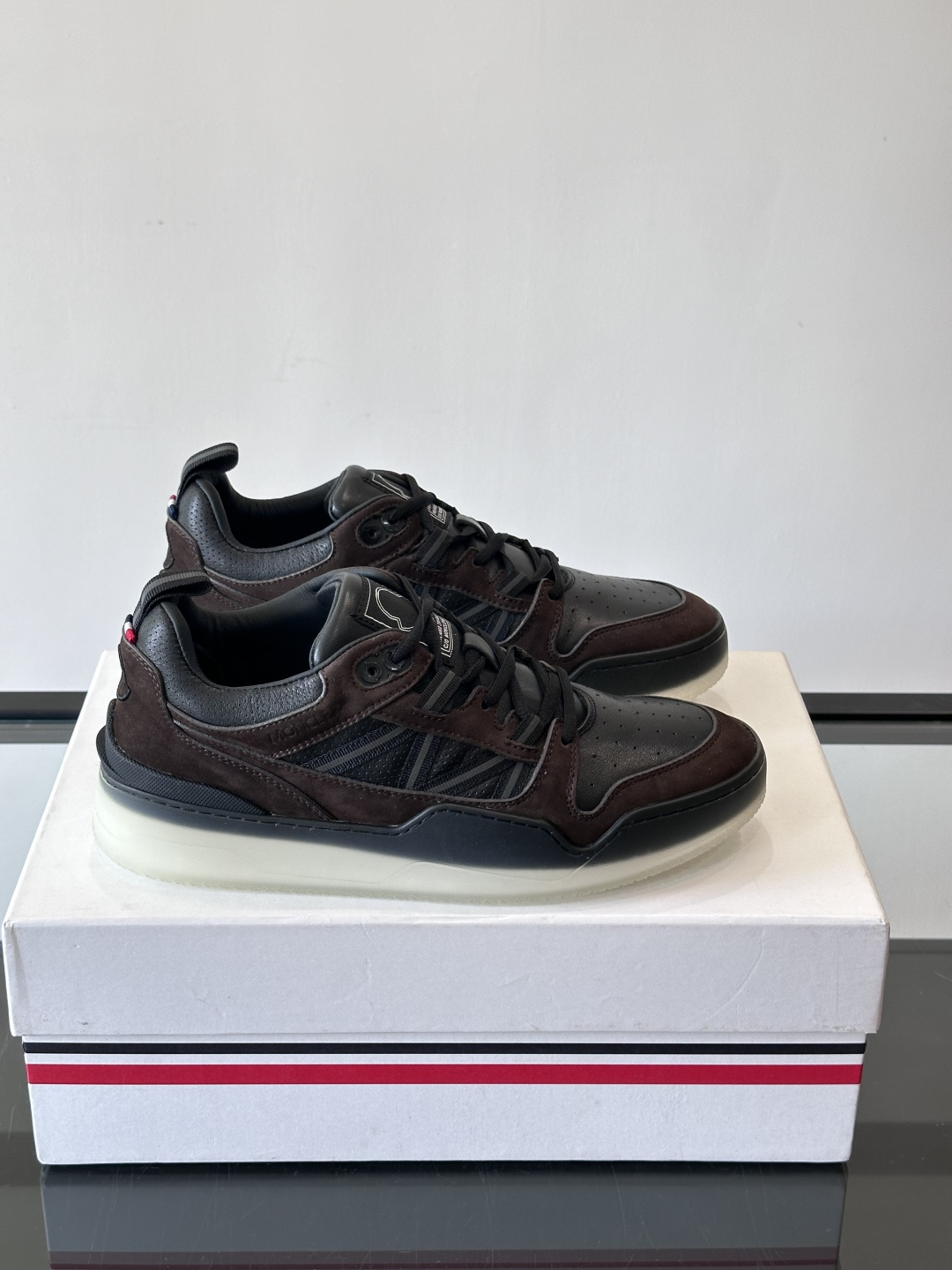 Moncler/蒙口男士休闲运动鞋，兼备创新、功能性与图形细节于一体，诠释潮流时尚。头层牛皮打造，鞋面采