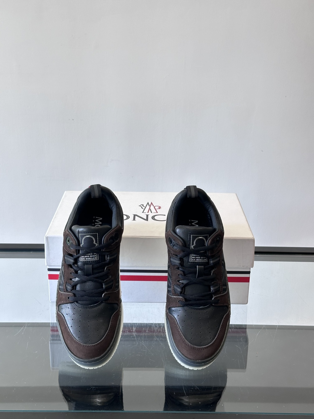 Moncler/蒙口男士休闲运动鞋，兼备创新、功能性与图形细节于一体，诠释潮流时尚。头层牛皮打造，鞋面采