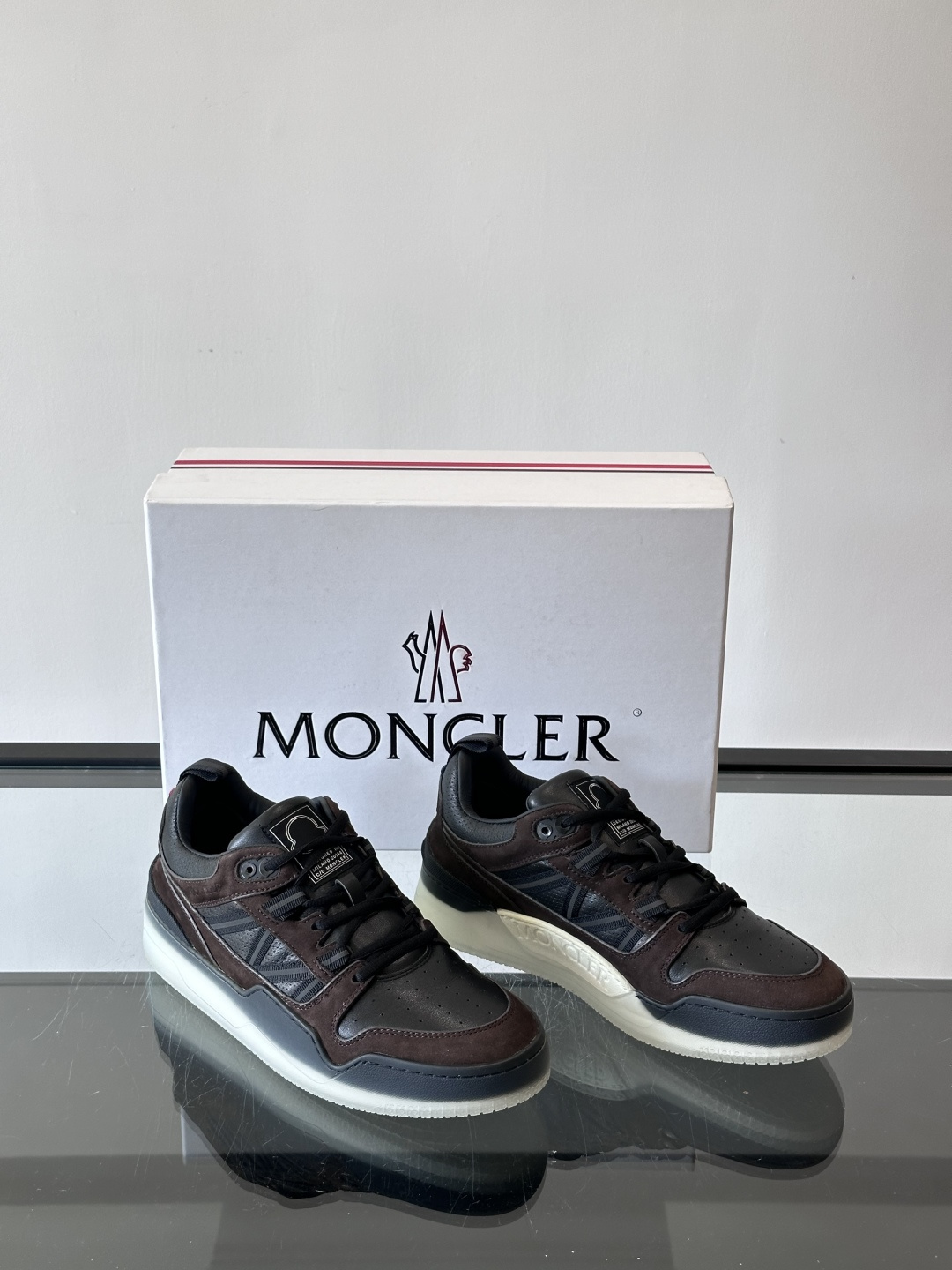Moncler/蒙口男士休闲运动鞋，兼备创新、功能性与图形细节于一体，诠释潮流时尚。头层牛皮打造，鞋面采