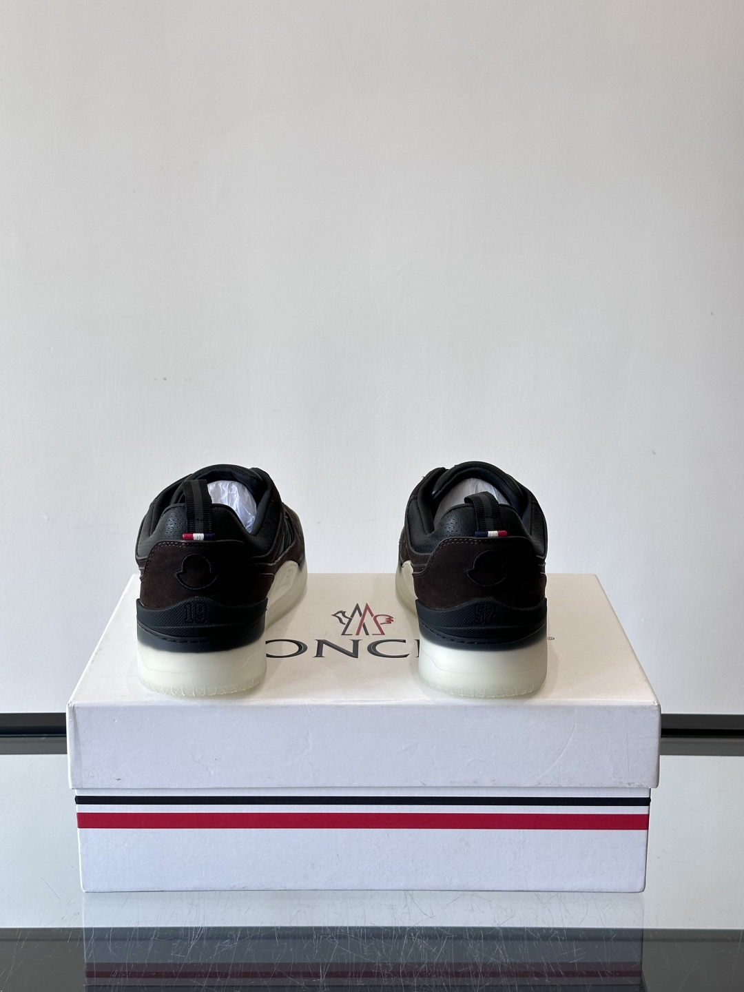 Moncler/蒙口男士休闲运动鞋，兼备创新、功能性与图形细节于一体，诠释潮流时尚。头层牛皮打造，鞋面采