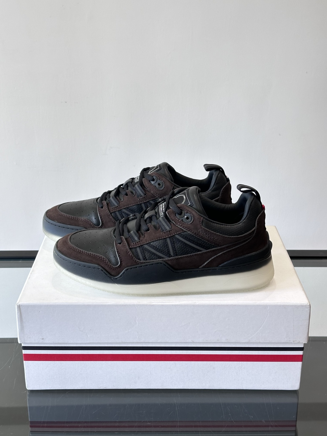 Moncler/蒙口男士休闲运动鞋，兼备创新、功能性与图形细节于一体，诠释潮流时尚。头层牛皮打造，鞋面采