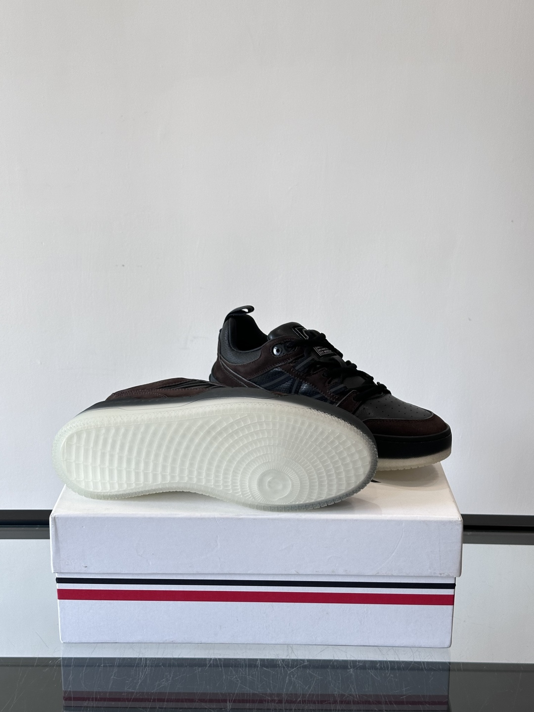 Moncler/蒙口男士休闲运动鞋，兼备创新、功能性与图形细节于一体，诠释潮流时尚。头层牛皮打造，鞋面采