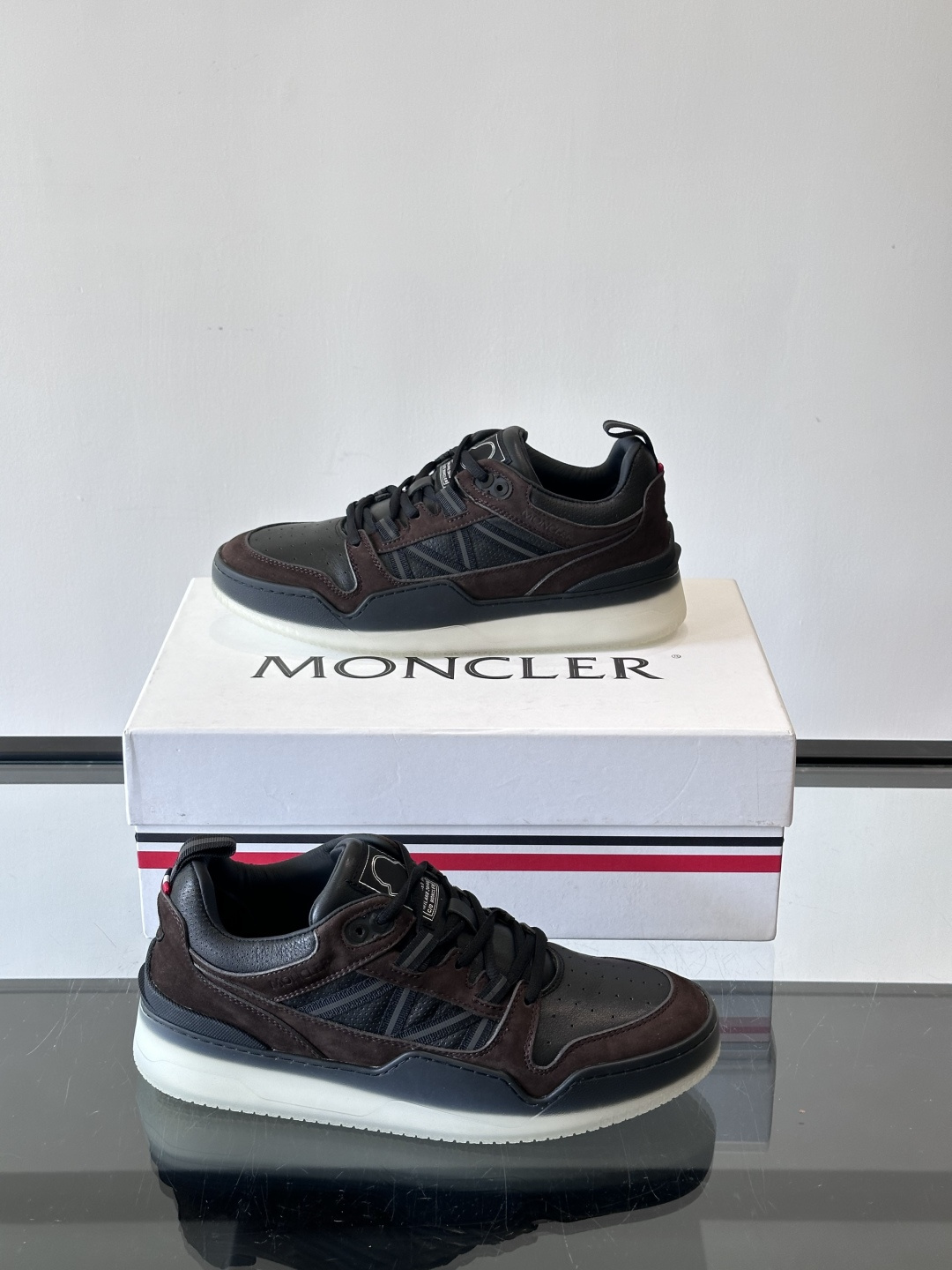 Moncler/蒙口男士休闲运动鞋，兼备创新、功能性与图形细节于一体，诠释潮流时尚。头层牛皮打造，鞋面采