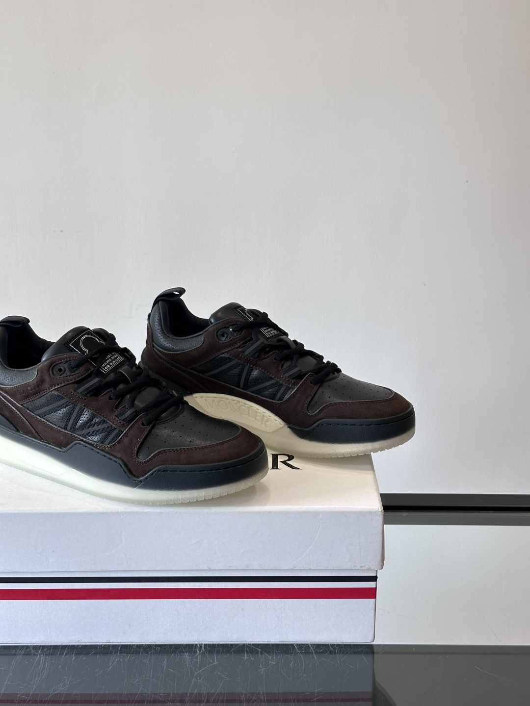 Moncler/蒙口男士休闲运动鞋，兼备创新、功能性与图形细节于一体，诠释潮流时尚。头层牛皮打造，鞋面采