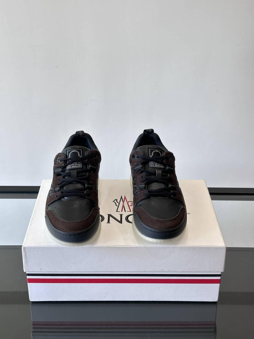 Moncler/蒙口男士休闲运动鞋，兼备创新、功能性与图形细节于一体，诠释潮流时尚。头层牛皮打造，鞋面采