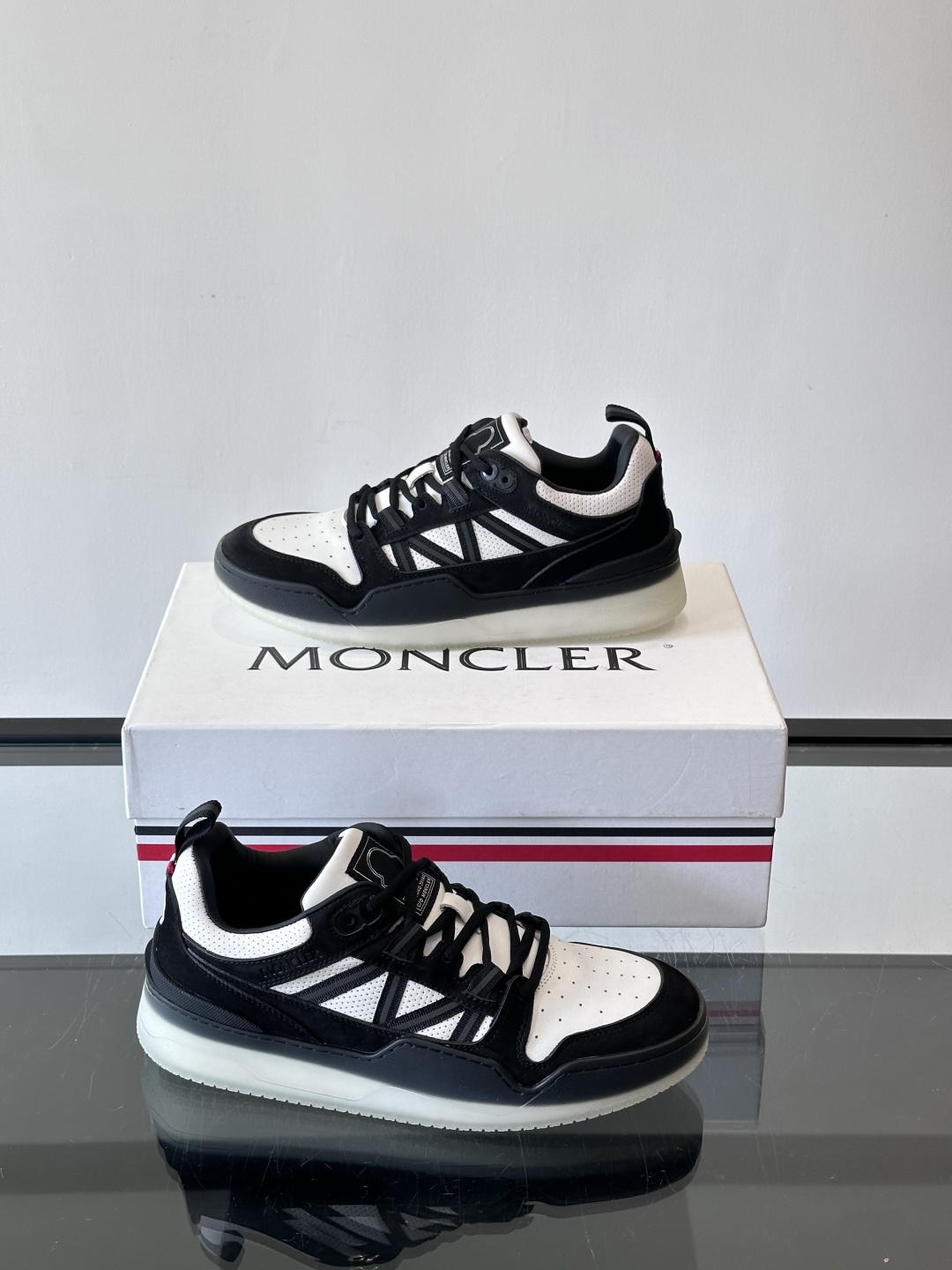 Moncler/蒙口男士休闲运动鞋，兼备创新、功能性与图形细节于一体，诠释潮流时尚。头层牛皮打造，鞋面采