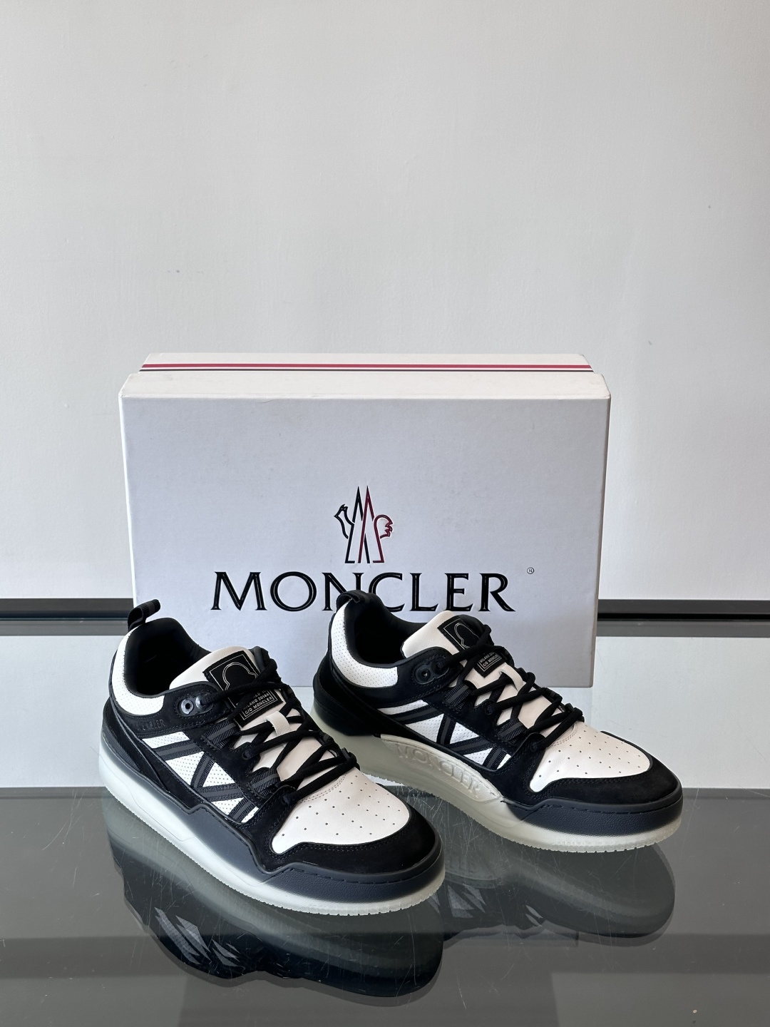 Moncler/蒙口男士休闲运动鞋，兼备创新、功能性与图形细节于一体，诠释潮流时尚。头层牛皮打造，鞋面采