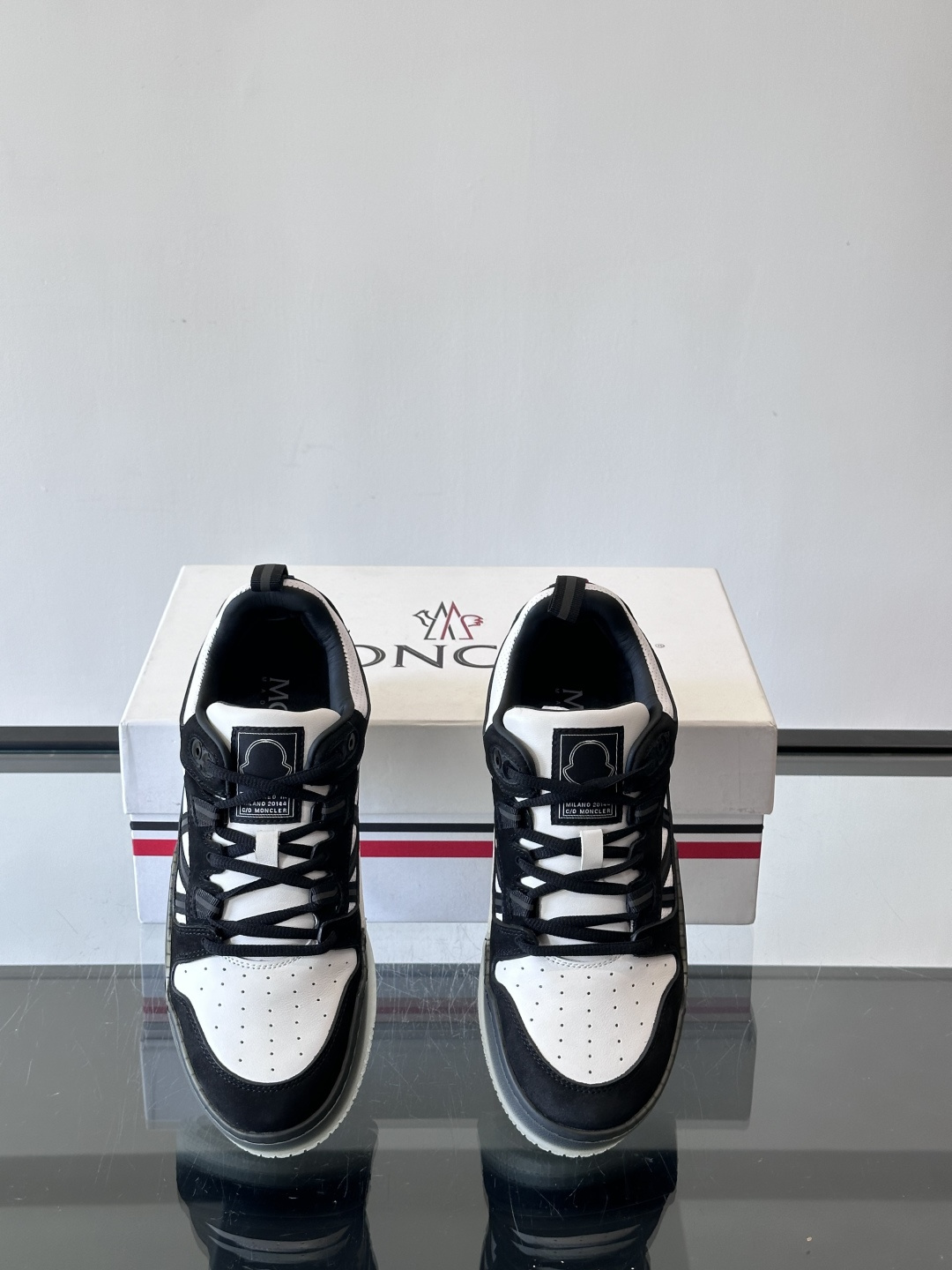 Moncler/蒙口男士休闲运动鞋，兼备创新、功能性与图形细节于一体，诠释潮流时尚。头层牛皮打造，鞋面采