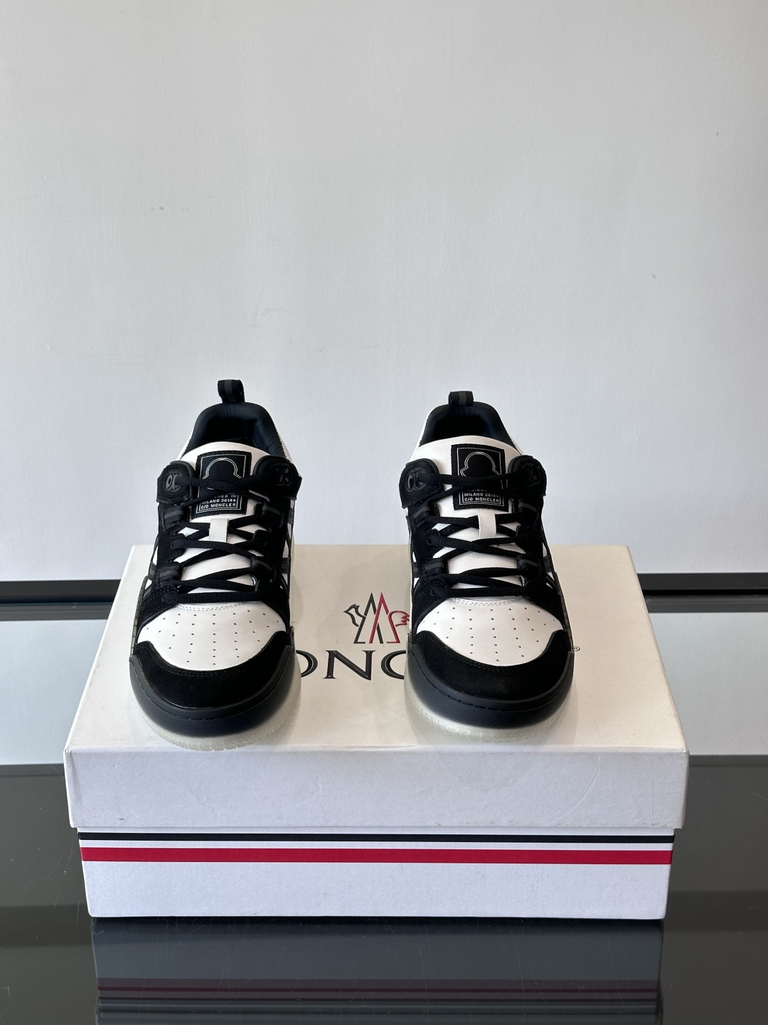 Moncler/蒙口男士休闲运动鞋，兼备创新、功能性与图形细节于一体，诠释潮流时尚。头层牛皮打造，鞋面采