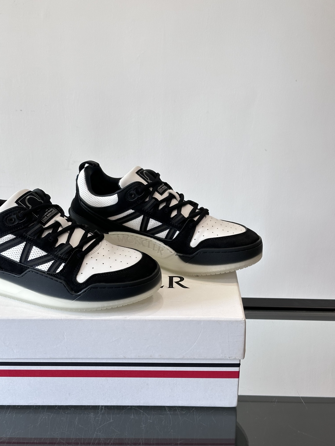 Moncler/蒙口男士休闲运动鞋，兼备创新、功能性与图形细节于一体，诠释潮流时尚。头层牛皮打造，鞋面采