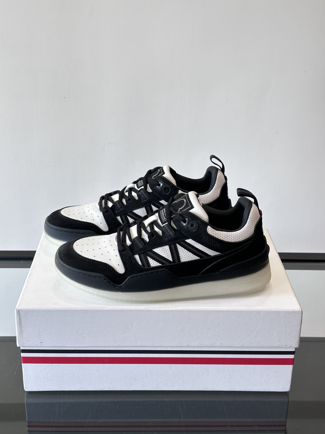 Moncler/蒙口男士休闲运动鞋，兼备创新、功能性与图形细节于一体，诠释潮流时尚。头层牛皮打造，鞋面采