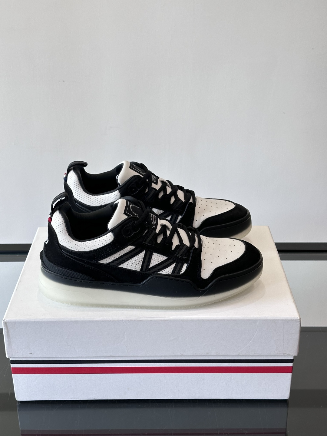 Moncler/蒙口男士休闲运动鞋，兼备创新、功能性与图形细节于一体，诠释潮流时尚。头层牛皮打造，鞋面采