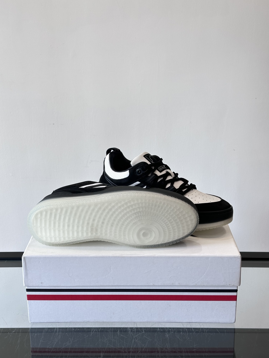 Moncler/蒙口男士休闲运动鞋，兼备创新、功能性与图形细节于一体，诠释潮流时尚。头层牛皮打造，鞋面采