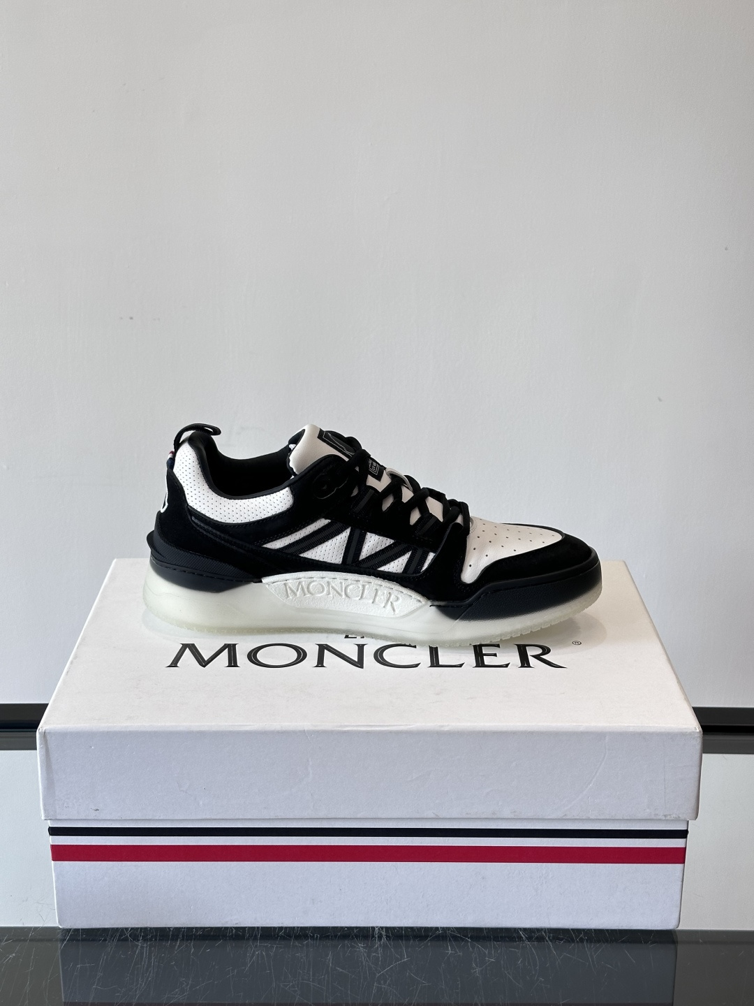 Moncler/蒙口男士休闲运动鞋，兼备创新、功能性与图形细节于一体，诠释潮流时尚。头层牛皮打造，鞋面采