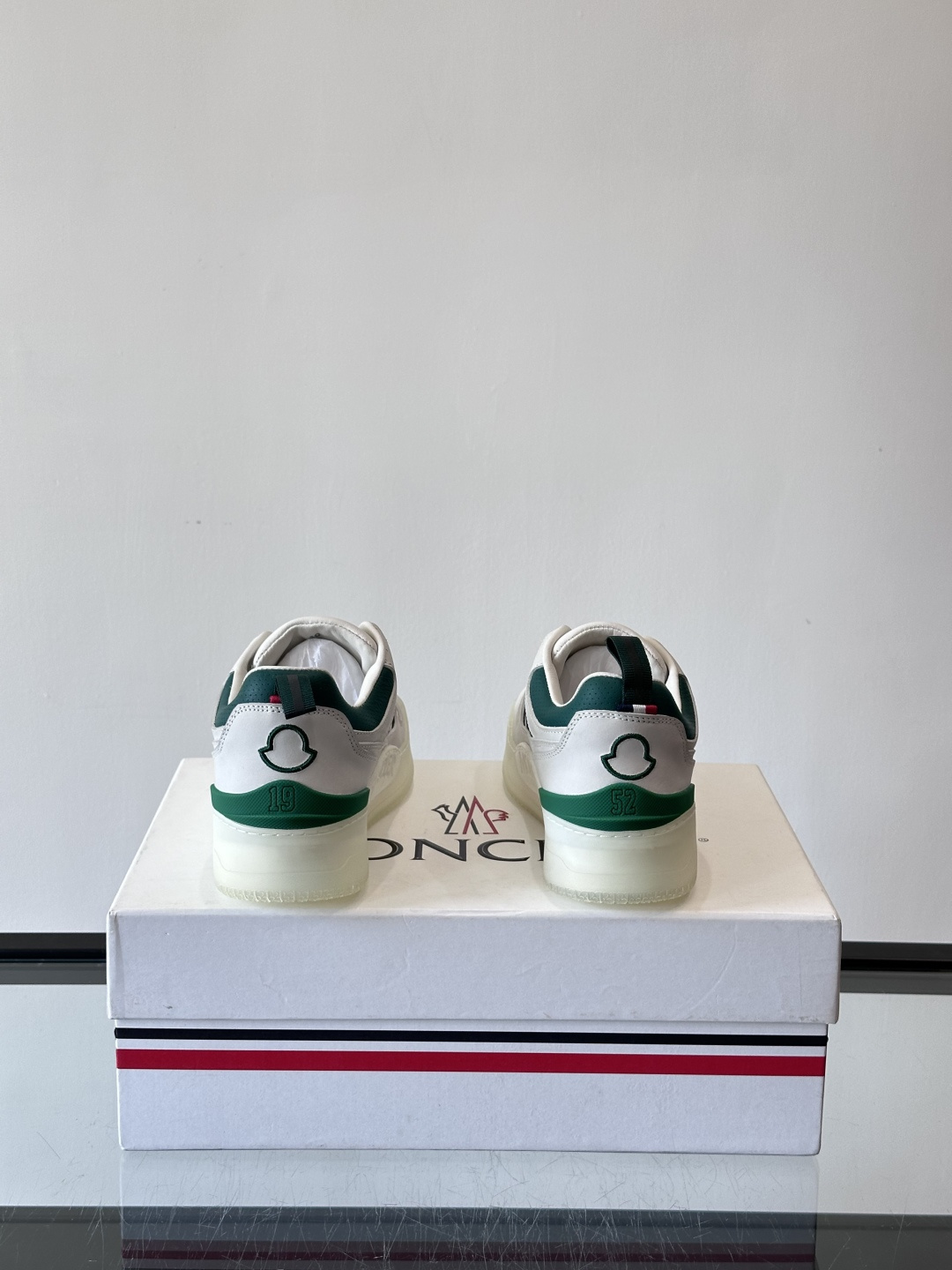 Moncler/蒙口男士休闲运动鞋，兼备创新、功能性与图形细节于一体，诠释潮流时尚。头层牛皮打造，鞋面采