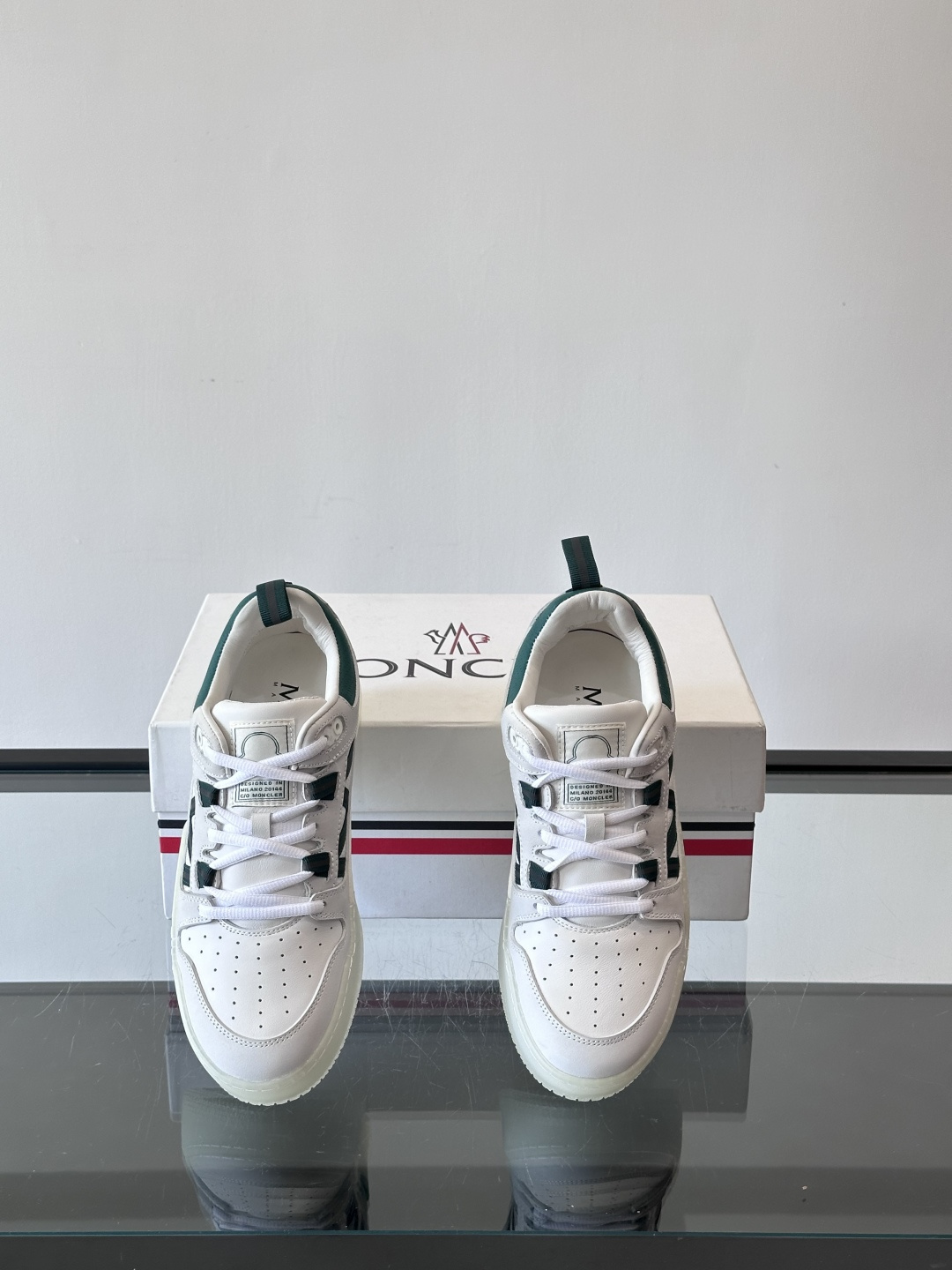Moncler/蒙口男士休闲运动鞋，兼备创新、功能性与图形细节于一体，诠释潮流时尚。头层牛皮打造，鞋面采