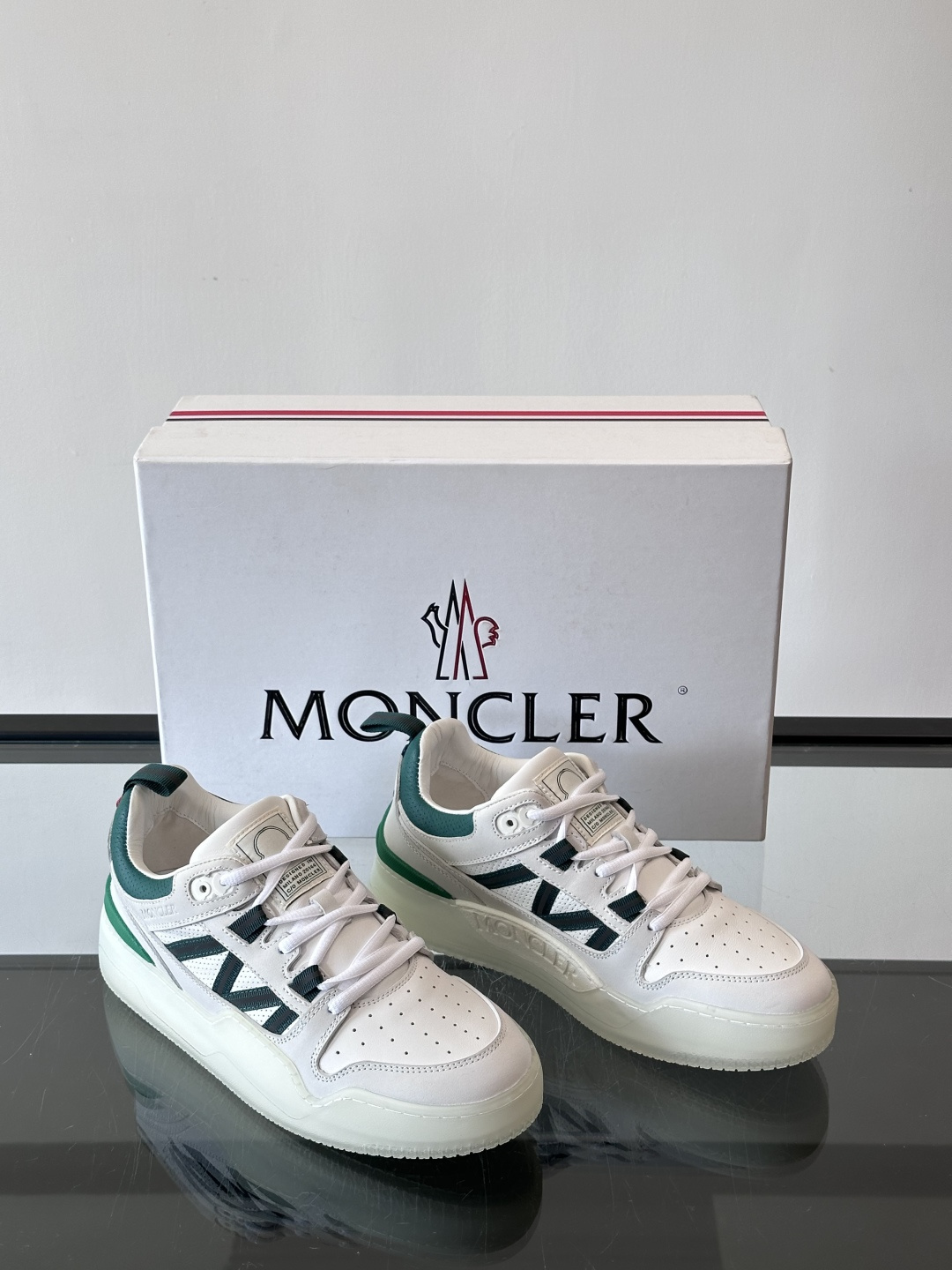 Moncler/蒙口男士休闲运动鞋，兼备创新、功能性与图形细节于一体，诠释潮流时尚。头层牛皮打造，鞋面采