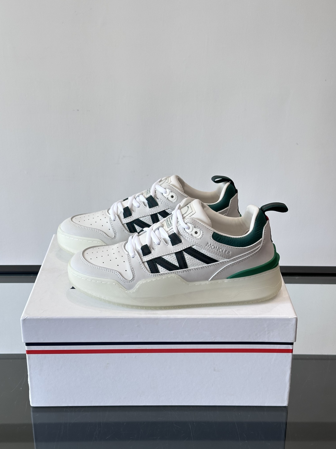 Moncler/蒙口男士休闲运动鞋，兼备创新、功能性与图形细节于一体，诠释潮流时尚。头层牛皮打造，鞋面采