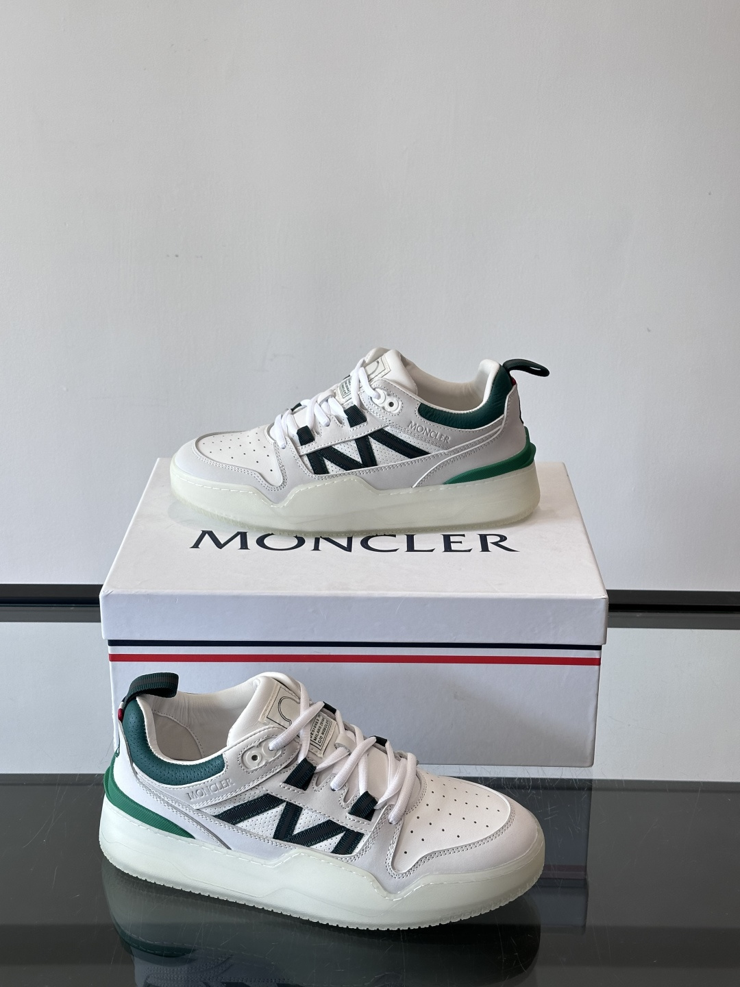 Moncler/蒙口男士休闲运动鞋，兼备创新、功能性与图形细节于一体，诠释潮流时尚。头层牛皮打造，鞋面采