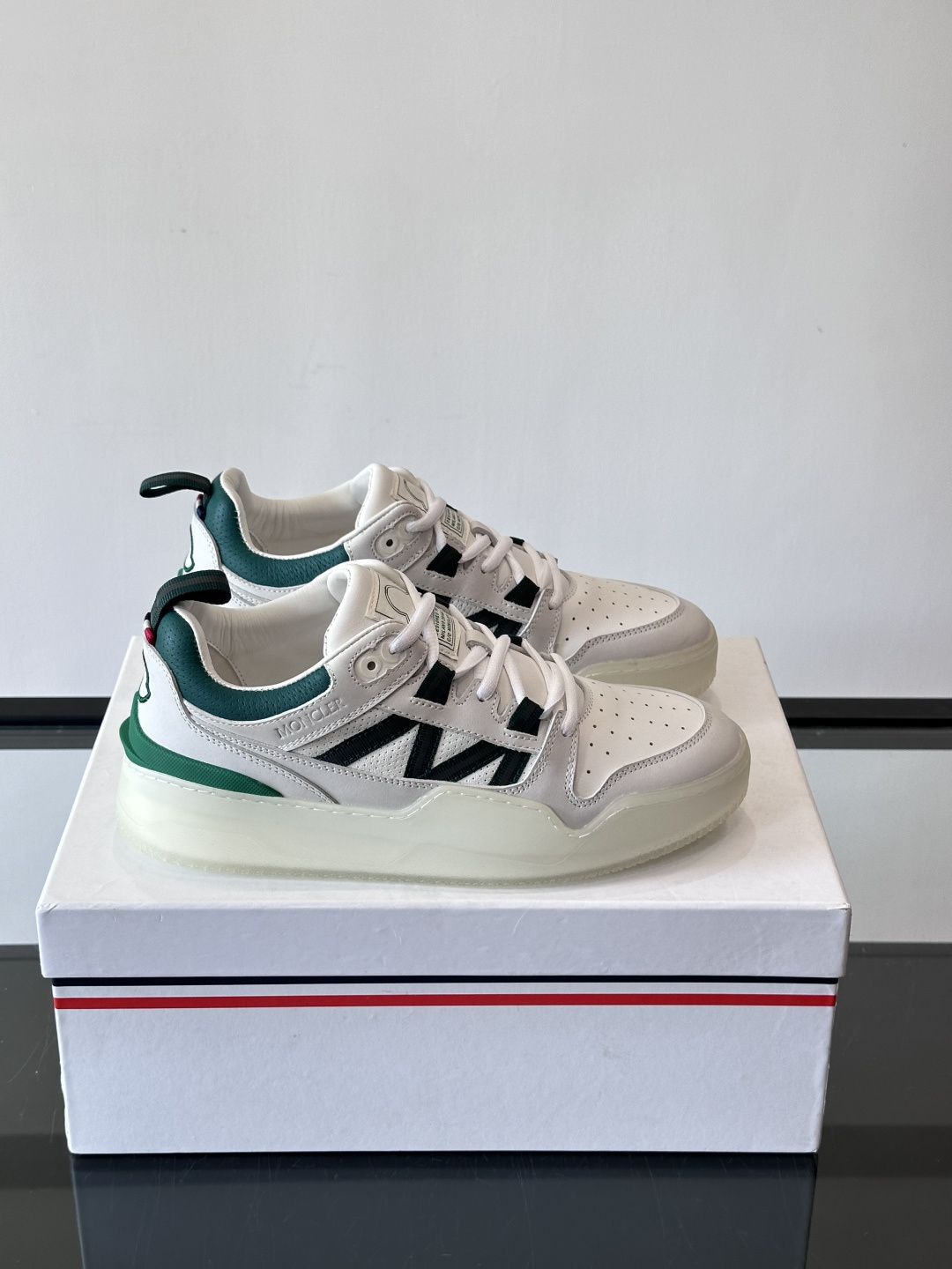 NO:587174,Moncler/Mongolian men's casual sports shoes combine innovation, functionality and graphic details to interpret trendy fashion. They are made of first-layer cowhide, the upper is designed with laces and rubber inserts, and the Moncler logo on the tongue. The outsole is made of TPU+rubber+high-elastic rubber foam combination, which has high elasticity and high wear resistance, improving comfort. Whether it is the upper or the color design, it is worth buying!  Size39-44 (customized at 38.45), Moncler casual shoes, Moncler, sneakers, cowhide19860909Moncler/蒙口男士休闲运动鞋,兼备创新、功能性与图形细节于一体,诠释潮流时尚.头层牛皮打造,鞋面采用鞋带和橡胶嵌件设计,鞋舌Moncler标志,大底采用TPU+橡胶+高弹橡胶发泡组合成型,具有高弹性高耐磨性,提高舒适性,无论是鞋面还是颜色设计都值得入手！ Size39-44（38.45定做）,蒙口 休闲鞋,Moncler,sneakers,cowhide,Men's shoes