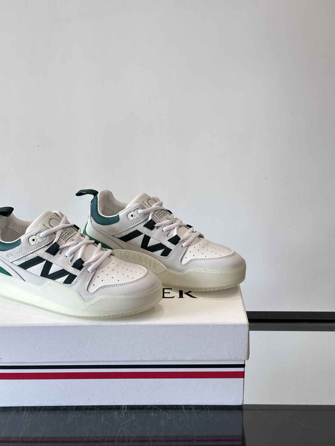Moncler/蒙口男士休闲运动鞋，兼备创新、功能性与图形细节于一体，诠释潮流时尚。头层牛皮打造，鞋面采