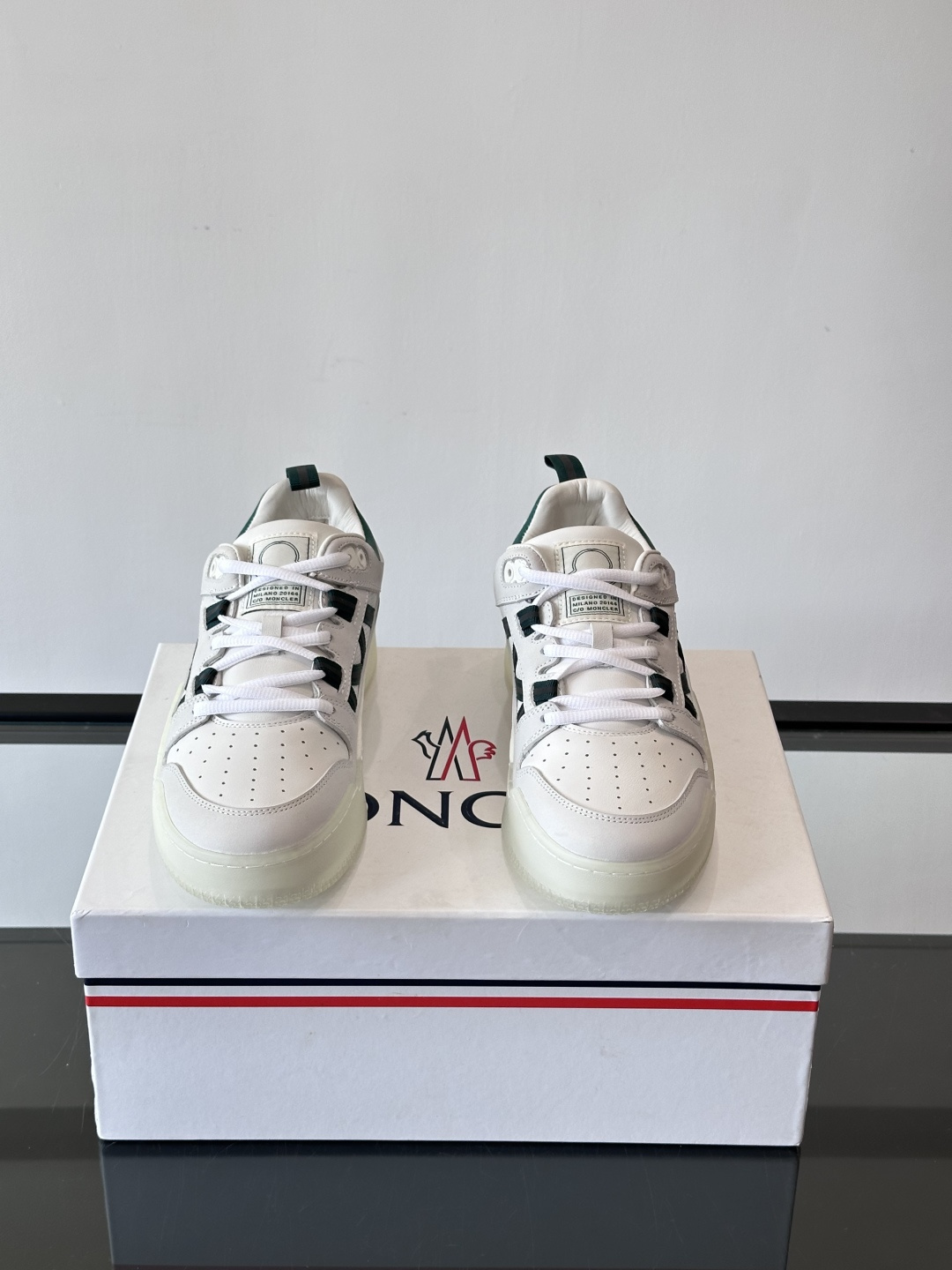 Moncler/蒙口男士休闲运动鞋，兼备创新、功能性与图形细节于一体，诠释潮流时尚。头层牛皮打造，鞋面采