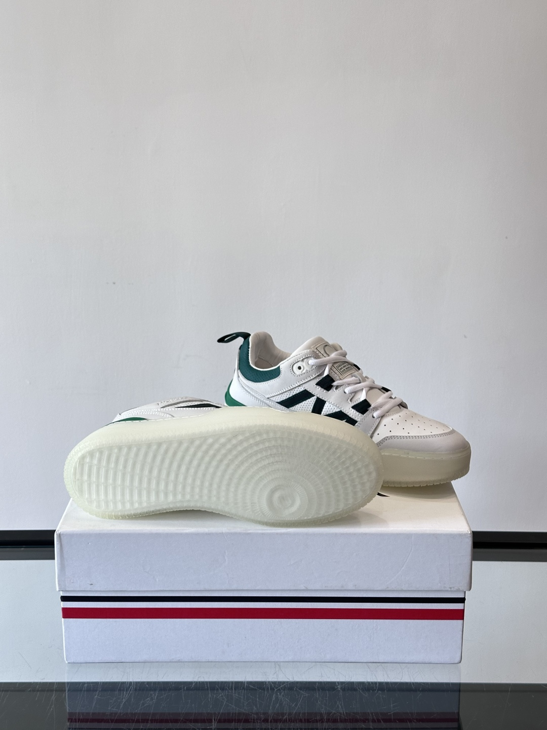 Moncler/蒙口男士休闲运动鞋，兼备创新、功能性与图形细节于一体，诠释潮流时尚。头层牛皮打造，鞋面采