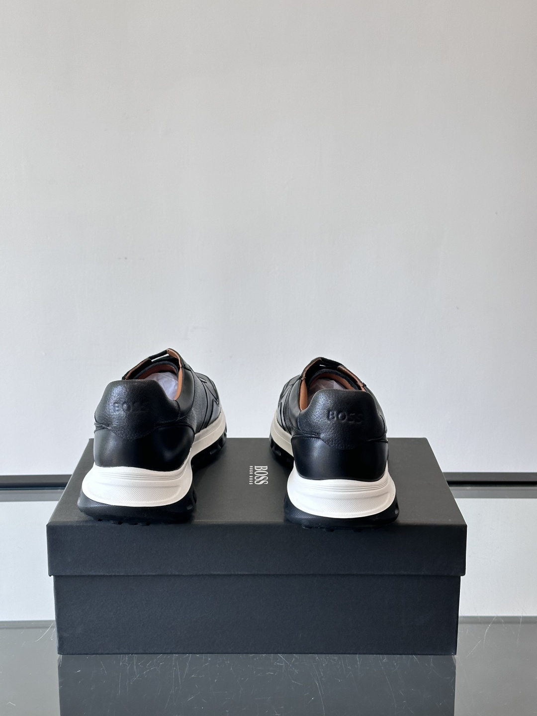 BOOS男士休闲运动鞋，黑色牛皮革鞋面，质感细腻又耐用，内里和鞋垫都是头层牛皮，穿着超舒适透气'。EVA