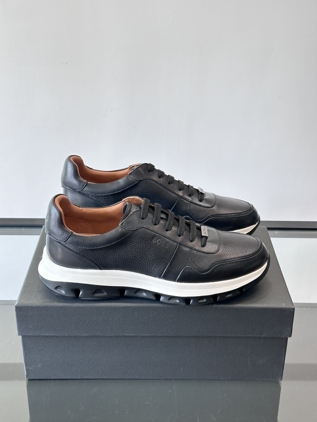 BOOS男士休闲运动鞋，黑色牛皮革鞋面，质感细腻又耐用，内里和鞋垫都是头层牛皮，穿着超舒适透气'。EVA