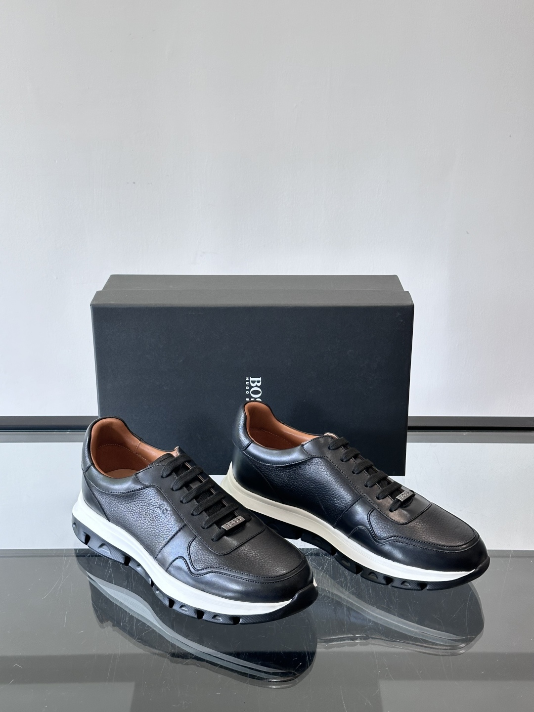 BOOS男士休闲运动鞋，黑色牛皮革鞋面，质感细腻又耐用，内里和鞋垫都是头层牛皮，穿着超舒适透气'。EVA