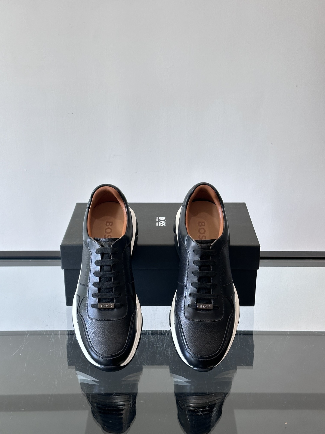BOOS男士休闲运动鞋，黑色牛皮革鞋面，质感细腻又耐用，内里和鞋垫都是头层牛皮，穿着超舒适透气'。EVA